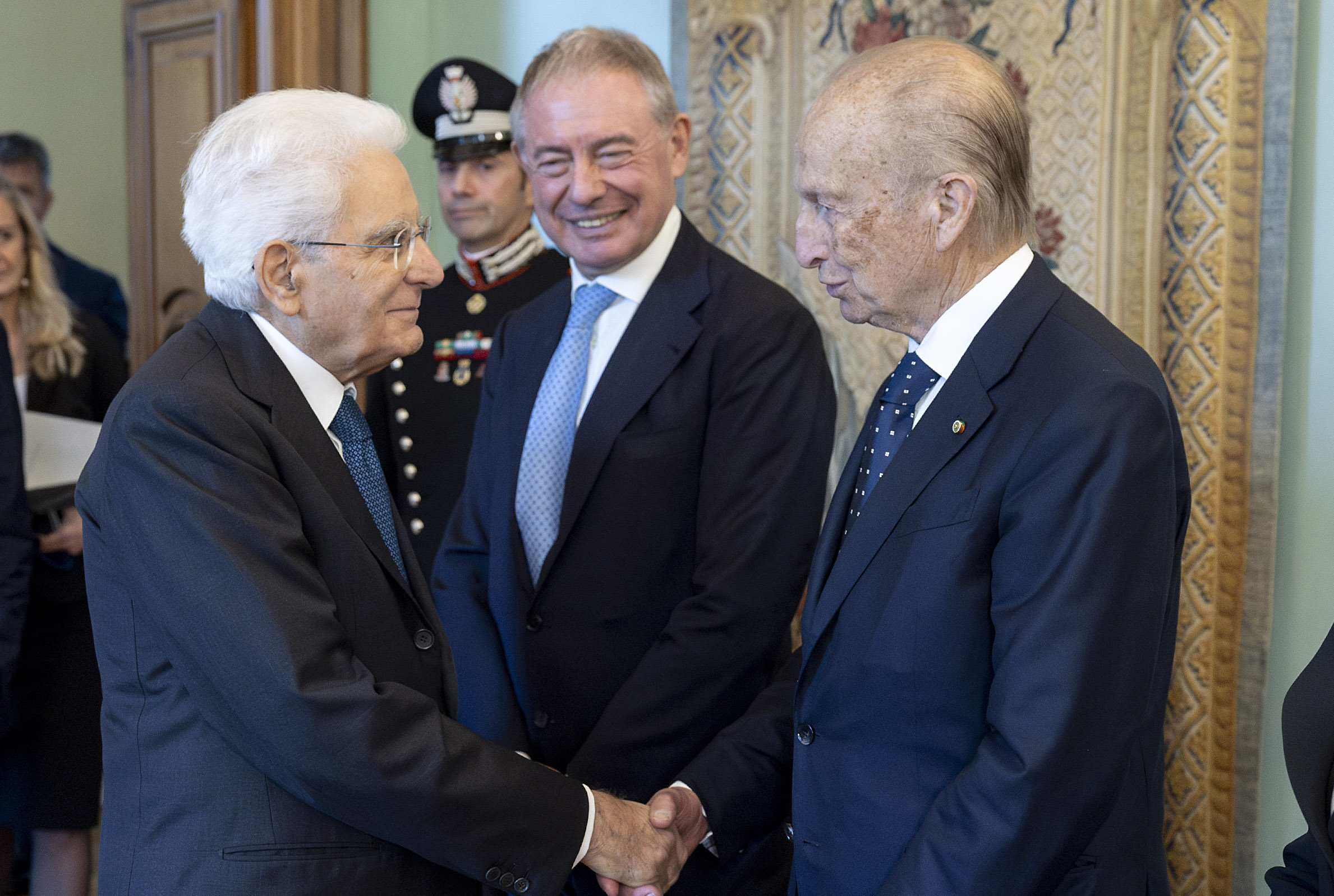 Il Presidente Sergio Mattarella saluta e il Cav. Lav. Maurizio Sella, Presidente della Federazione Nazionale Cavalieri del Lavoro e Adolfo Urso, Ministro delle imprese e del made in Italy,