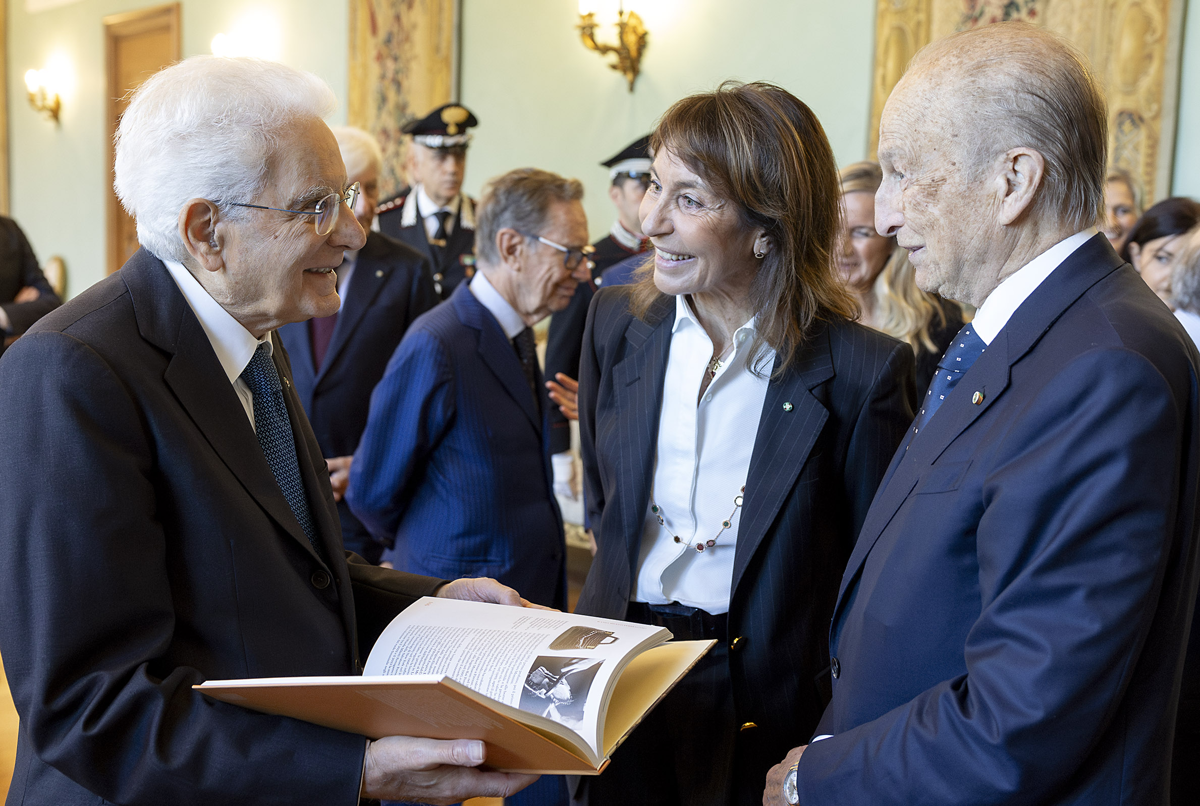 M. Sella consegna Donna e Impresa al PdR Mattarella2